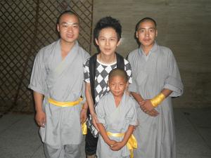 我校学员赵一龙与何炅合影