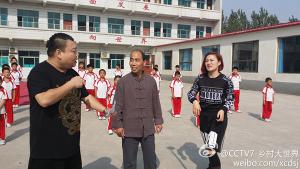 乡村大世界走进精忠武校，两位主持人向校长赵振武学习岳家拳