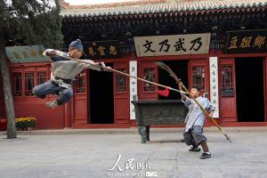 我校学员在岳飞庙黄金周演出照片