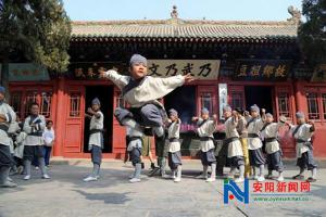 我校学员在岳飞庙黄金周演出照片