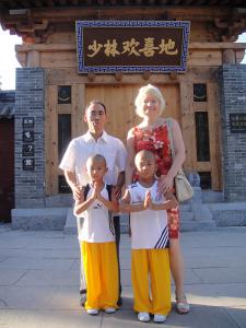 校长赵振武与国外友人合影留念