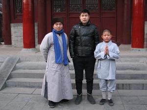 我校学员赵一龙与影星小沈阳合拍《人生第一次》合影